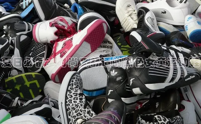 体育8868平台官方网站中文在线夏日必备：时尚又舒适的黑色女童运动鞋