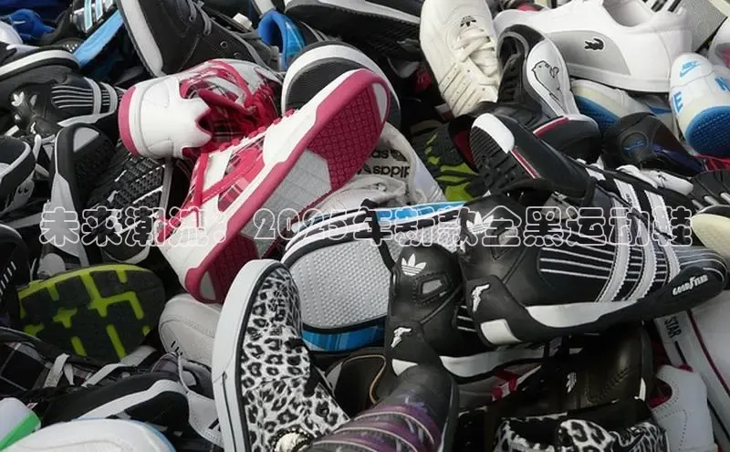 未来潮流：2025年新款全黑运动鞋