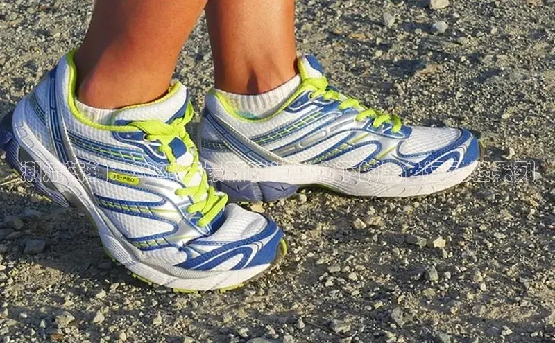 潮流转轴：2025年最新时尚风向下的黑色运动鞋系列